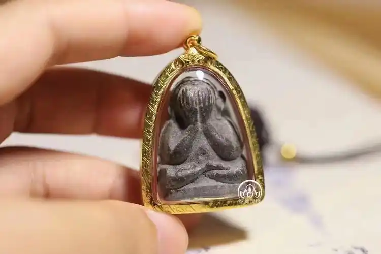 龙婆多必打2426掩面佛牌__凤凰网