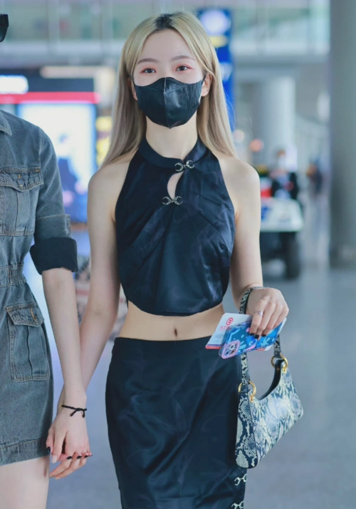 陈卓璇走红后太敢穿大胆挑战儿童肚兜秀出爱豆腰简直了