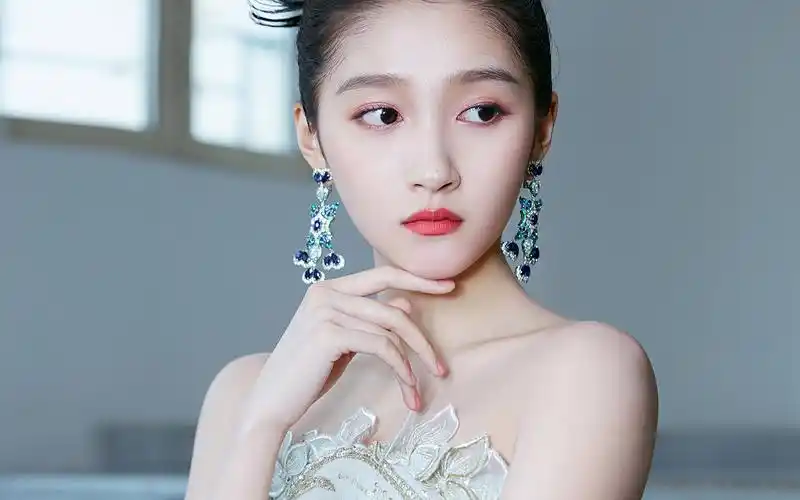 关晓彤薄荷绿礼裙桌面壁纸