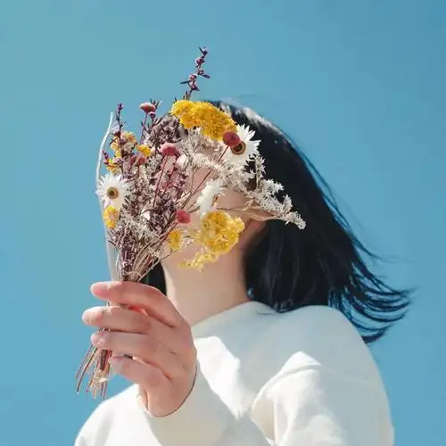 08kyotaro nakayama如果是在室内拿花拍照,背景选择一面白墙,被摄者