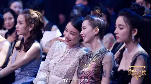 美图系列##倪妮##倪妮微博之夜#@倪妮v 喵总一袭@gucci 米色长裙外搭