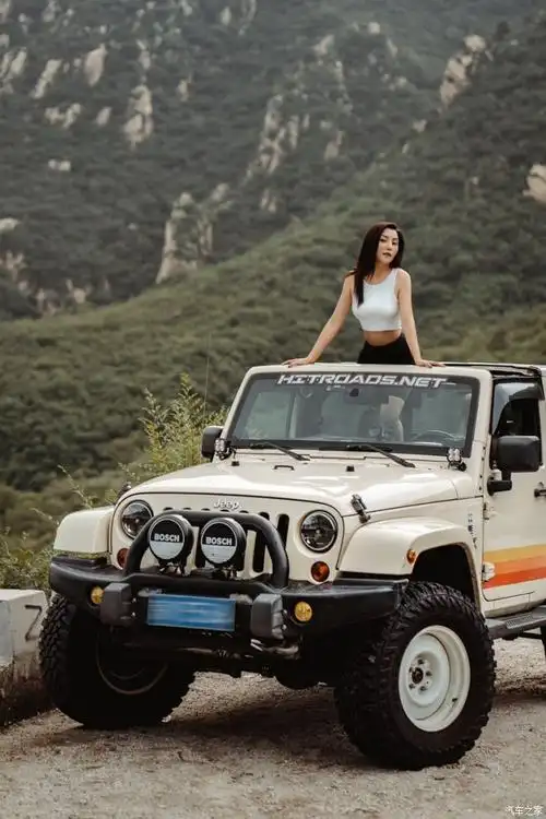 爱健身的硬派女生和她的两门限量版牧马人