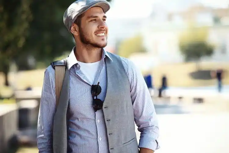 戴鸭舌帽的帅哥男士高清图片