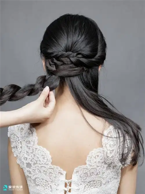 将拉松后的辫子盘起固定在枕骨下方位置,使其与上边的自然衔接.