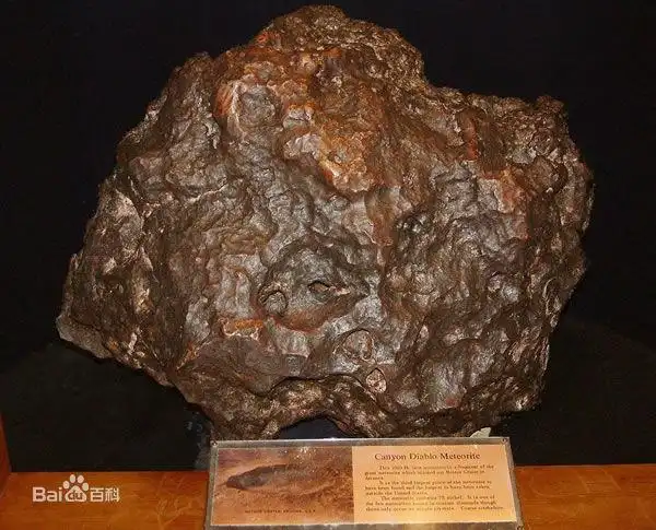 陨石表面有一种琉璃感,是石头溶化又凝结后形成的               抢