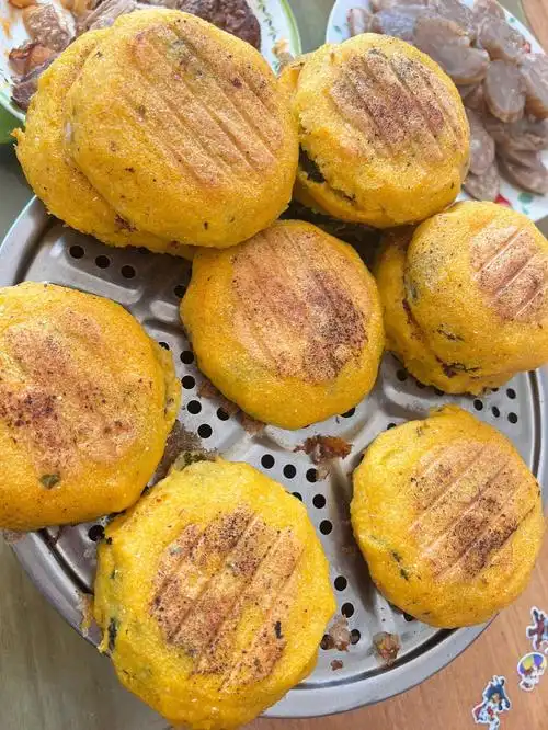 见过贴饼子,见过菜团子,但是带馅儿的玉米面饼外面基本就没有卖的.