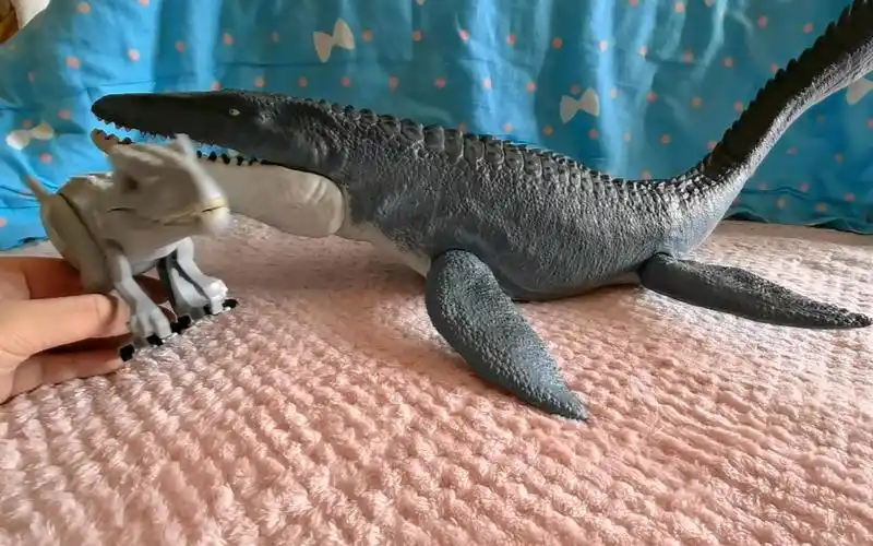 美泰侏罗纪世界可以和乐高一起玩的超巨大沧龙沧斯拉不考虑一下doge