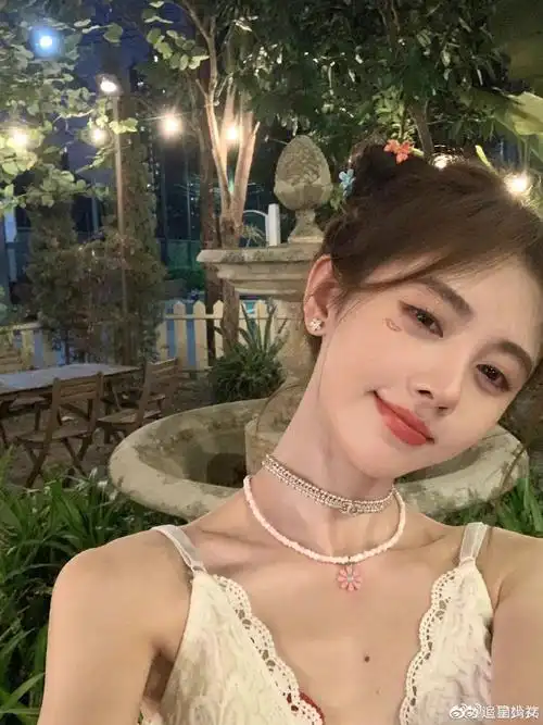 鞠婧祎情人节十宫格随拍##鞠婧祎双丸子头造型随拍