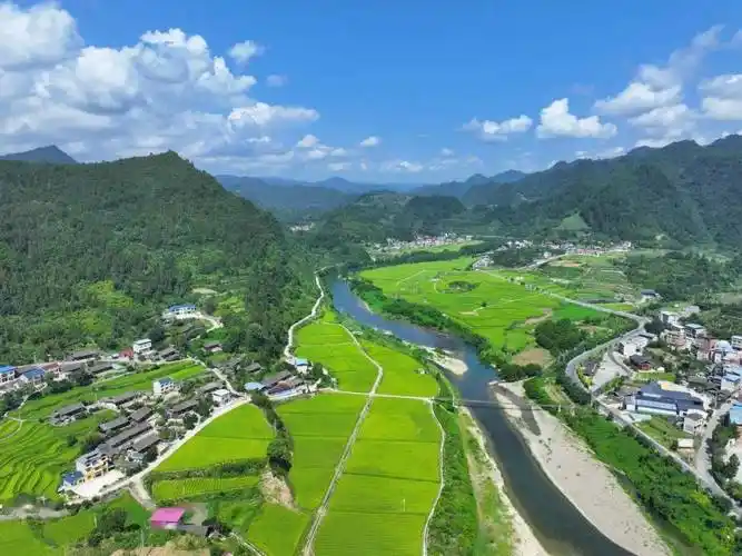 初秋时节,位于黔东南州岑巩县龙田镇都素村的龙江河,与田园,公路,森林