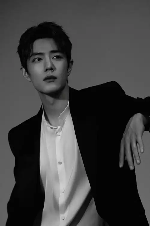 肖战冷暖反差大片#黑色禁欲系酷飒性感,斯哈斯哈毛衣阳光治愈系温暖