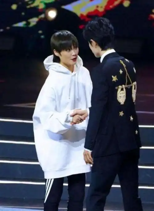 肖战李宇春同框像豪门姐弟,刘雯返秀场鲨疯了_网易订阅