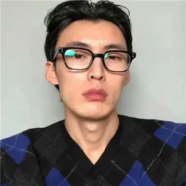 充满魅力的帅哥成熟稳重风格的头像,偶尔也会质疑活着的意义-男生头像