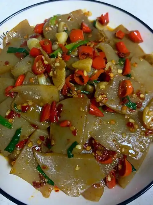 魔芋豆腐,小米辣椒,葱花,豆瓣酱,蒜头 姜片 米酒做法1,魔芋豆腐