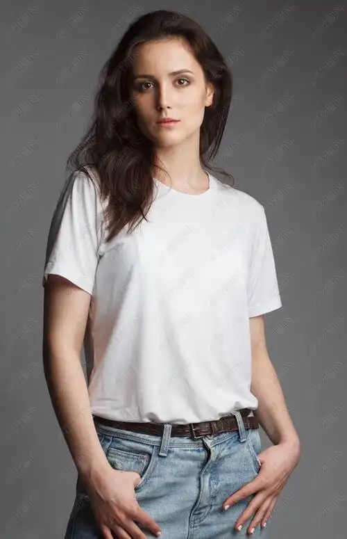 在白色t恤的年轻女模特