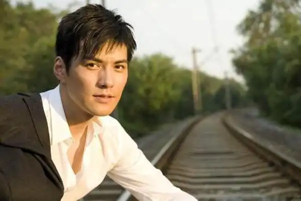 中国帅哥男演员数不胜数,可是单纯在五官上能与严宽一较高下的,个人