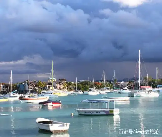 大湾是毛里求斯北部的一处海湾小镇,这里的海水静逸,这里的沙滩细腻