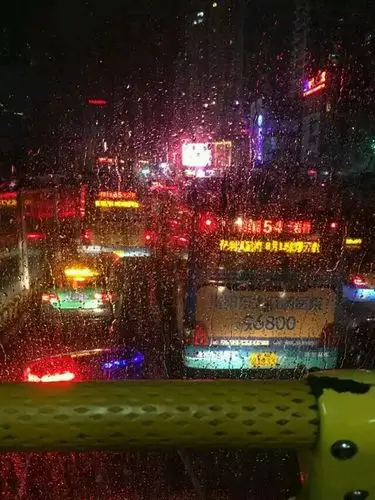 车窗外雨夜回家的人都挤在车里疲惫不堪