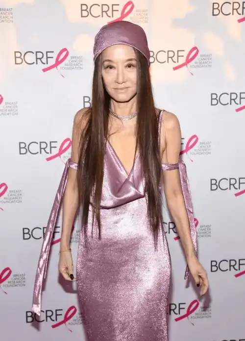 王薇薇72岁的皮囊皱巴巴的,看起来就是呈现出干瘪的状态,但是穿紧身裙