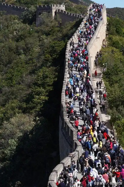 国庆长假第四天 放眼望去北京八达岭长城上全是人 人人