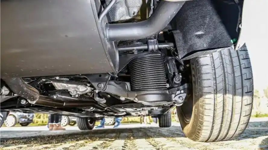 2,而在zài悬架部分,理想xiǎngl9使用前双插臂后五连杆独立悬挂组合