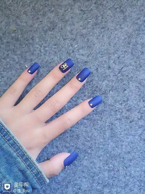 方形简约蓝色磨砂金属饰品美甲图片