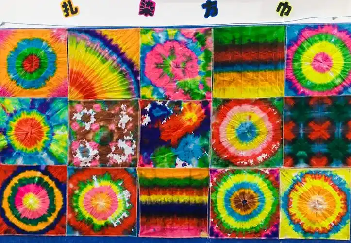 《扎染方巾》         这是亲子活动中,我和爸爸妈妈一起完成的作品