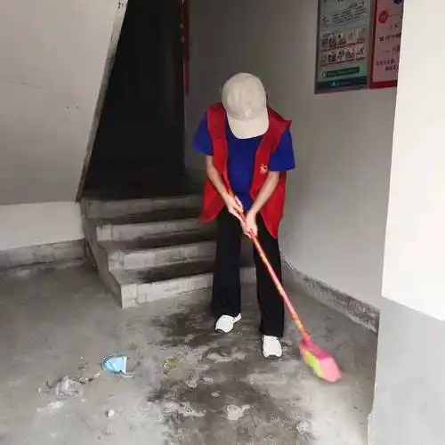 的过往居民进行了环境卫生宣传,希望能够带动社区居民增强环保以及爱