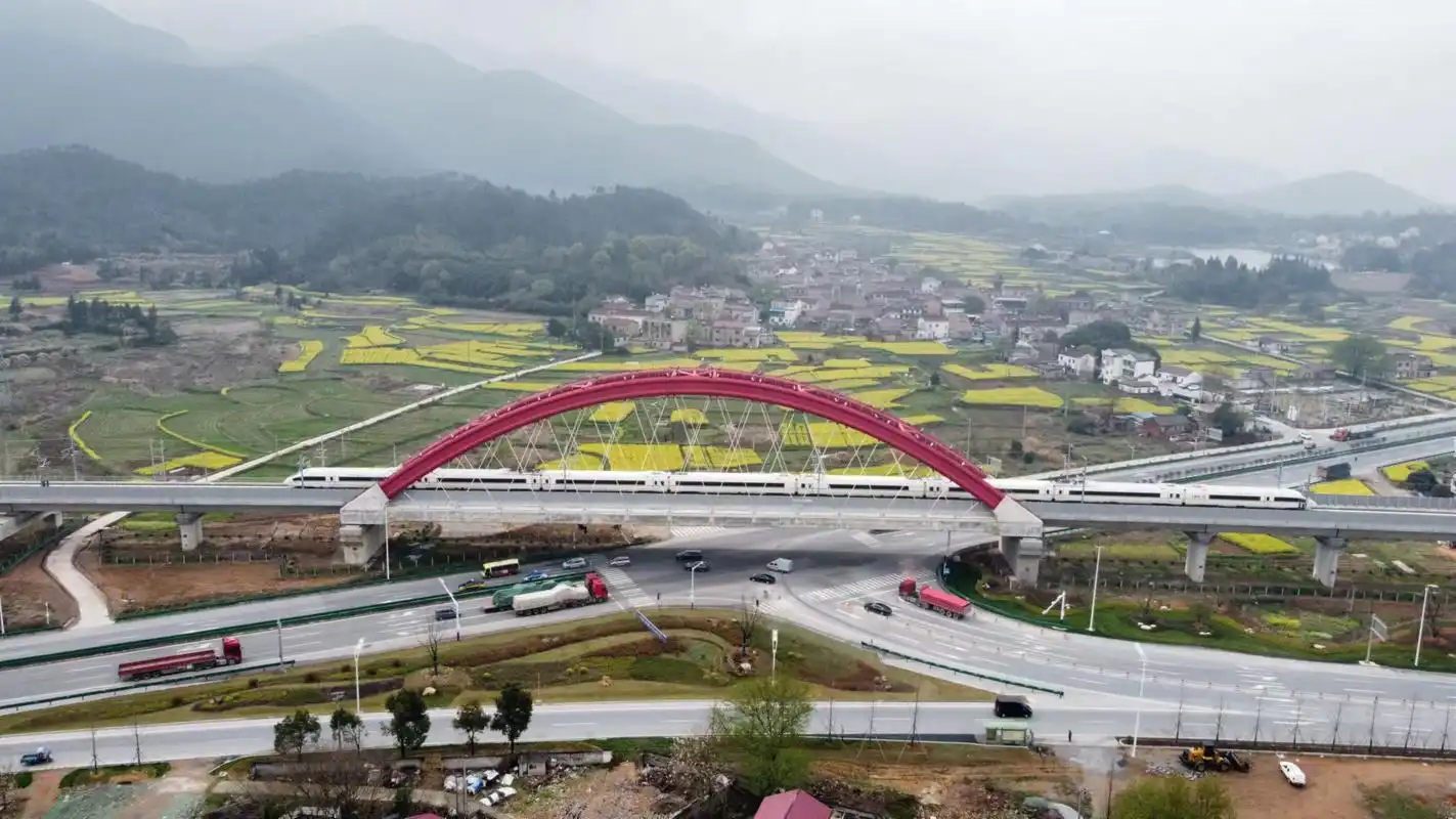 串联皖南两山一湖核心景点池黄高铁开始试运行