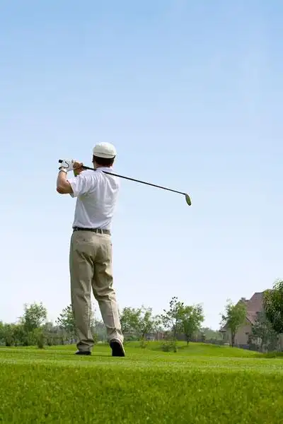 挥杆的高尔夫男球手