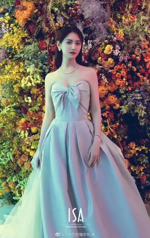 isa星光#@陈钰琪yukee身着治愈系雾霭的浪漫灰蓝调礼服,佩戴tiffay