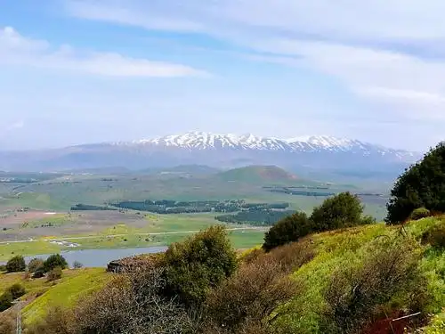 远处的雪山就是海拔2814米的黑门山,这里与叙利亚接壤.
