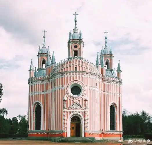 欧式建筑中的对称美学有着古典主义式的严谨对称性的美学价值是一