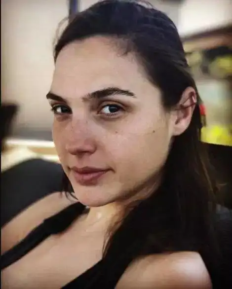 "你的背后有双手?"女明星拍个照,怎么总能修出恐怖片