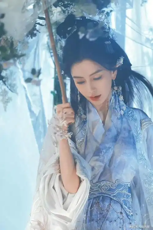 杨颖中秋节写真美翻天,月神装扮仙气溢出屏幕|杨颖(十六国)_网易订阅