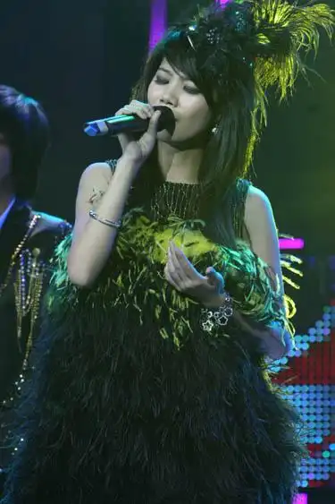 高徒邱嘉敏化茧成蝶 荣获"三好学生"(附图)