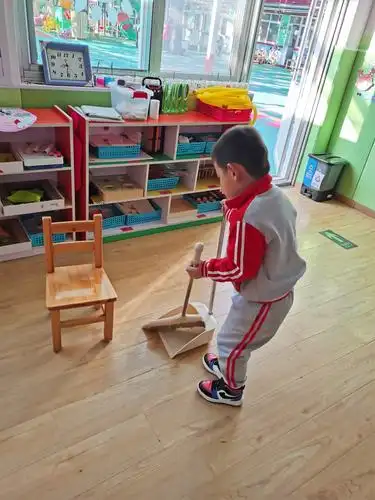 我第一次扫地哦!