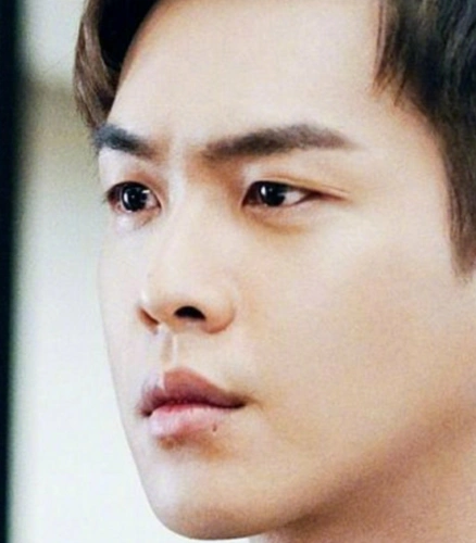 原创张若昀"唇钉"照片火了,狂野男孩尽显霸气,网友:喝水漏水吗?