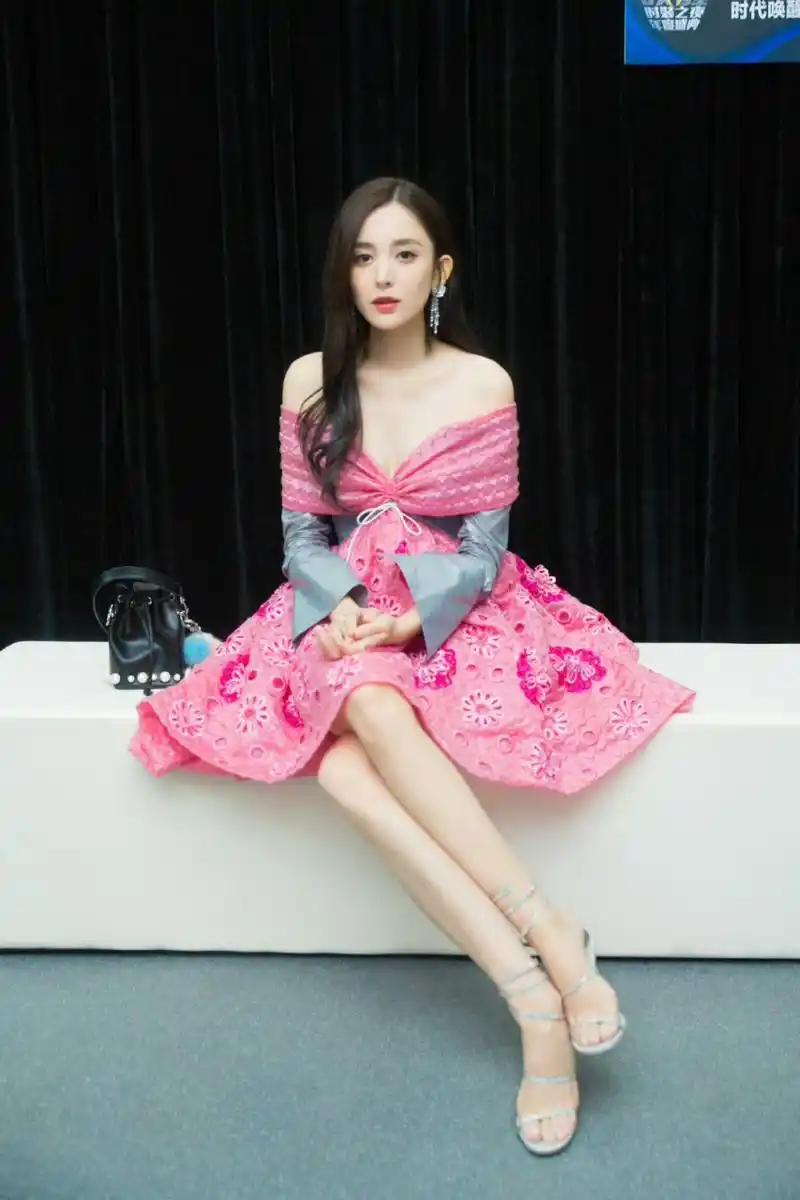 古力娜扎美照,大长腿真的是太性感迷人了!#养眼美女