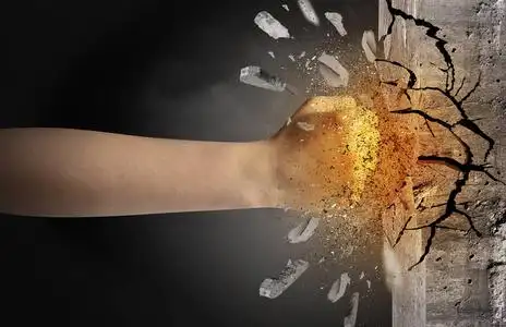 拳头打破图片