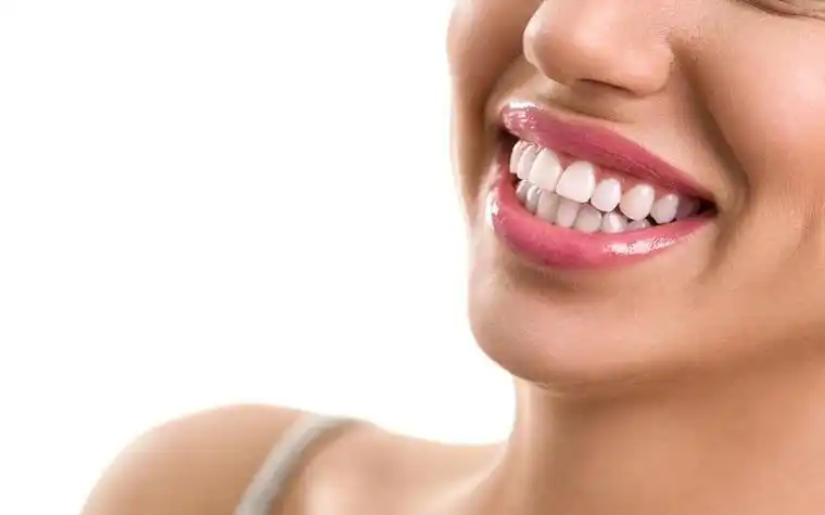 微笑的美女露出洁白的牙齿