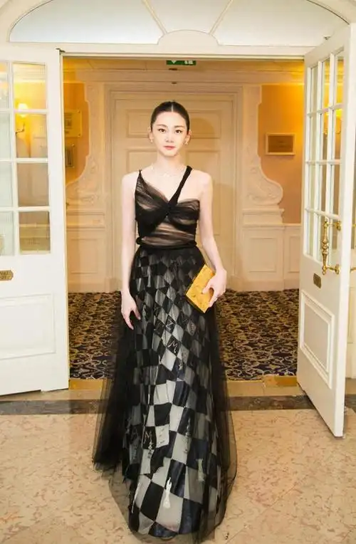 郑恺老婆苗苗又惊艳到国外去了穿黑色纱裙配盘发我给100个赞