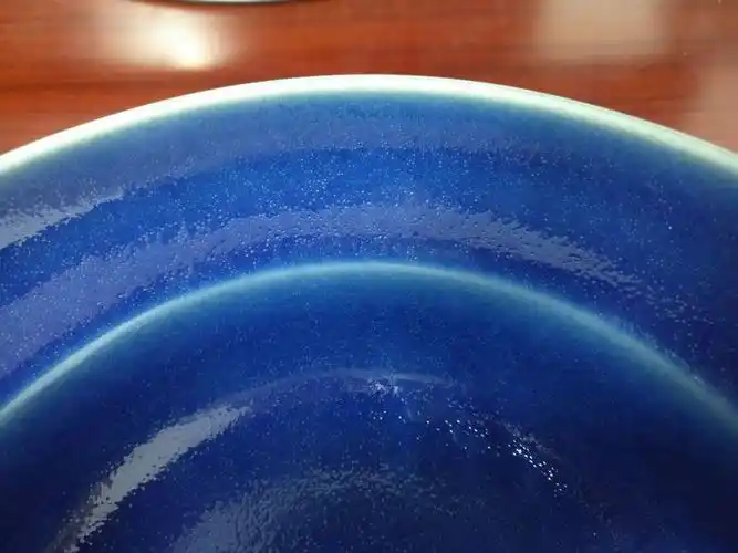 眼观可见针眼大小的气泡遍布器身!