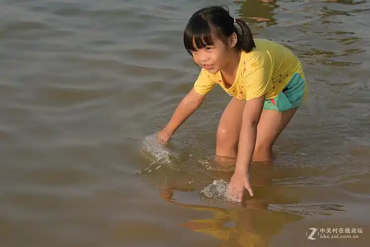 学游泳的小女孩