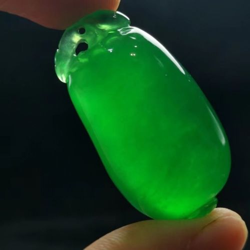 翡翠冰种满绿福瓜吊坠(福禄长久)巴山翠毛衣吊坠