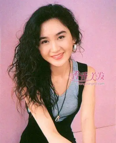 女生复古港风中长发怎么弄 80年代女性不过时的港风复古发型样图