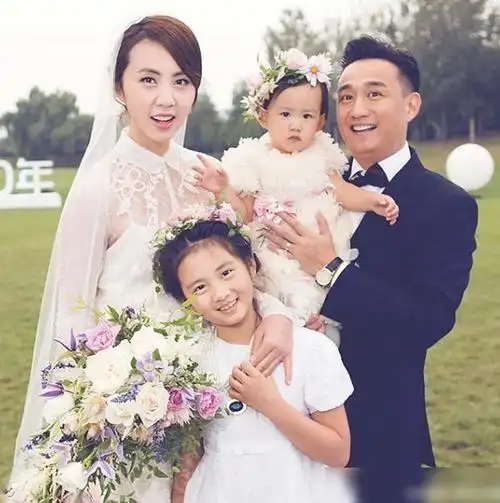 孙莉晒照纪念多妹掉的第一颗牙调皮龇牙越来越像爸爸黄磊