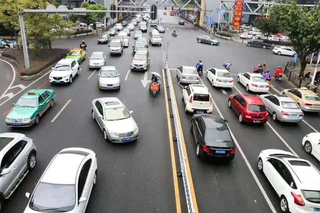 车流量不大,也没发生交通事故,为何国内马路上还是总容易堵车?