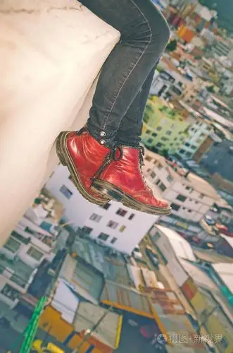 年轻女孩腿由屋顶边缘的镜头