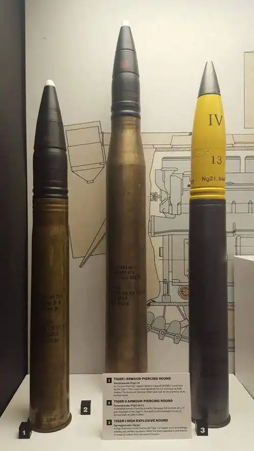 它装有一门120毫米l55滑膛炮,发射钨合金穿甲弹时穿甲厚度约650毫米