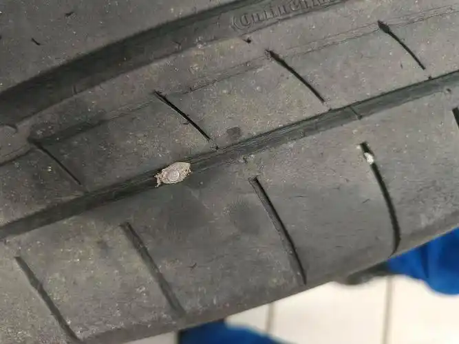 轮胎被扎过三次怎么处理,是换新胎还是补